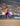 Surfista in spiaggia con tavola Bear Viola